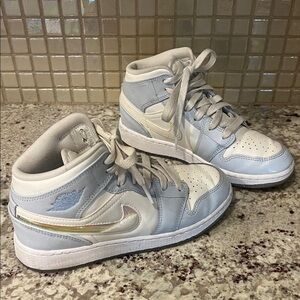 VGUC Big Kids Size 4Y Ice Blue Nike Air Jordan 1 Mid SE